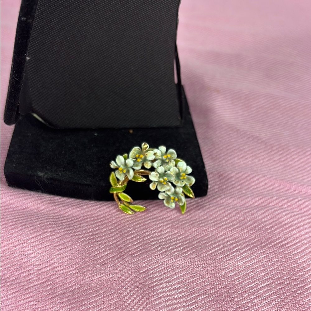 ART Vintage Enamel Flower Pin